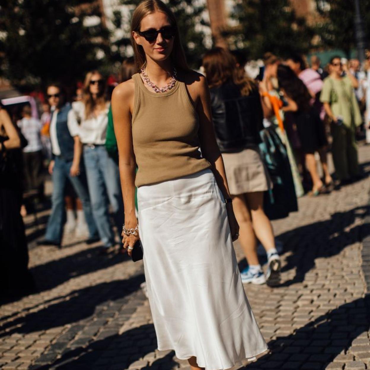 Influencer con falda recta de lino