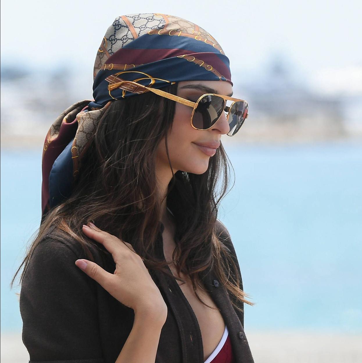 Emily Ratajkowski en Cannes con un pañuelo en la cabeza.