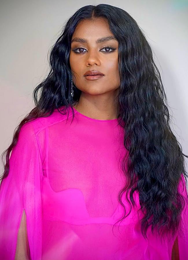 Imagen - Simone Ashley con el pelo rizado largo. / @peterluxhair