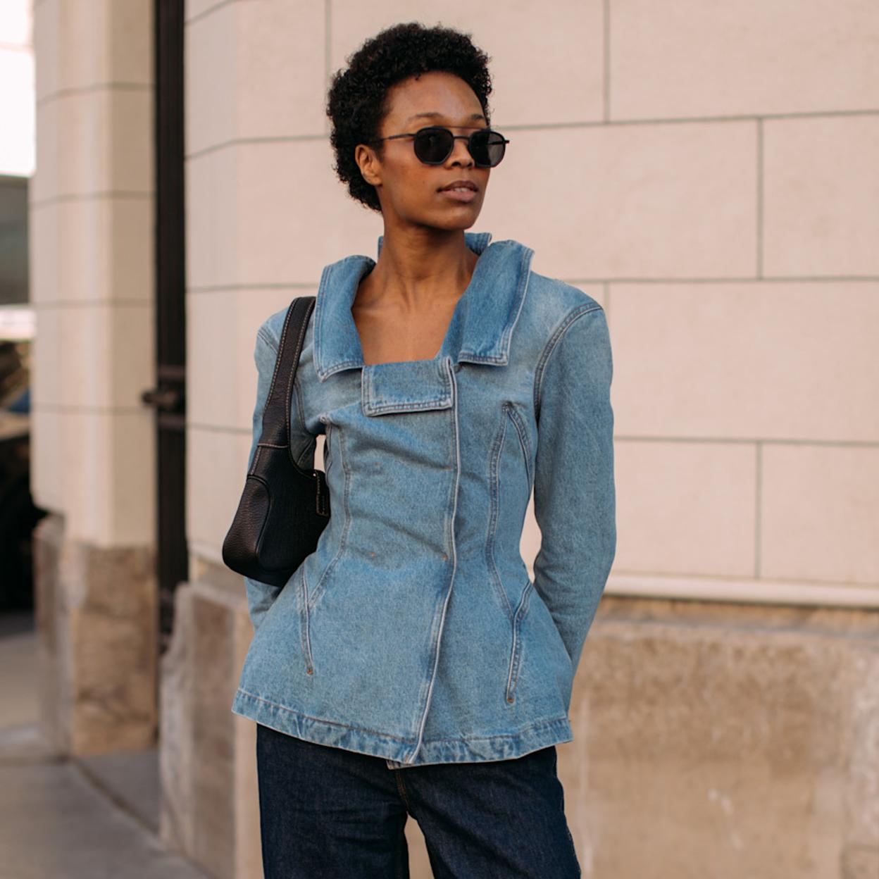 Mujer con top con peplum