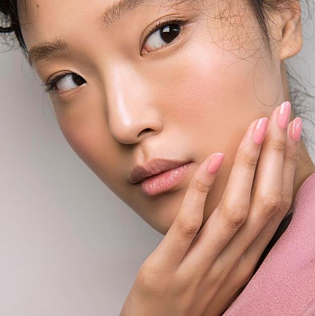 Uñas de jabón, la manicura simple y elegante que llevan todas las famosas y royals