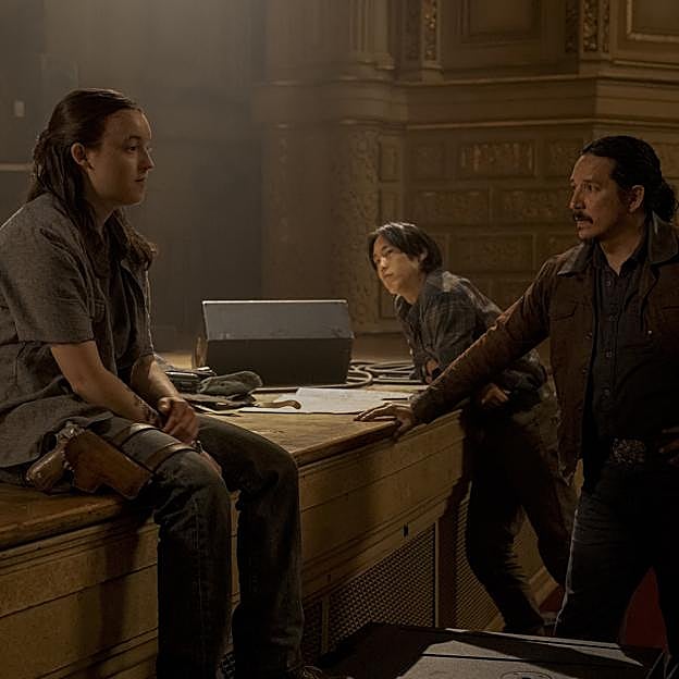 Ellie, Jesse y Tommy pensando en cómo salir de la ciudad, en una imagen del séptimo episodio de la segunda temporada de The Last of Us.