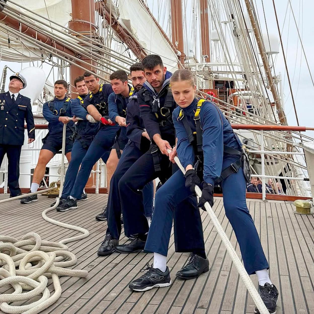 En primer plano, la princesa Leonor en uno de esos ejercicios físicos que ha de realizar a bordo de, Juan Sebastián Elcano. 