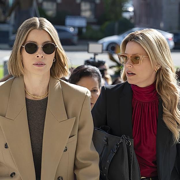 Elizabeth Banks y Jessica Biel en una escena de la serie.