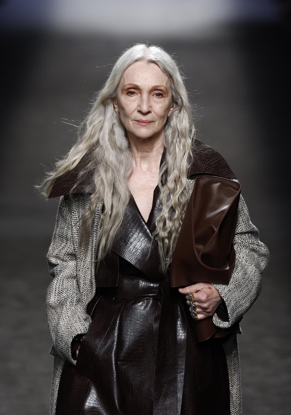 Postura del rey bailarín, yoga para mejorar equilibrio, concentración, flexibilidad y postura a los 50