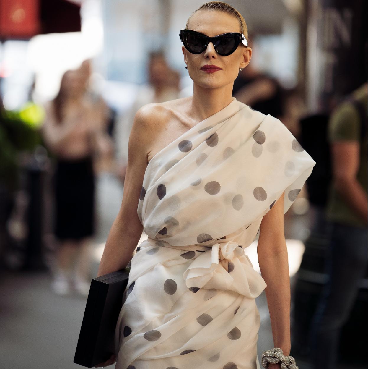 Renata Litvinova con vestido de lunares.