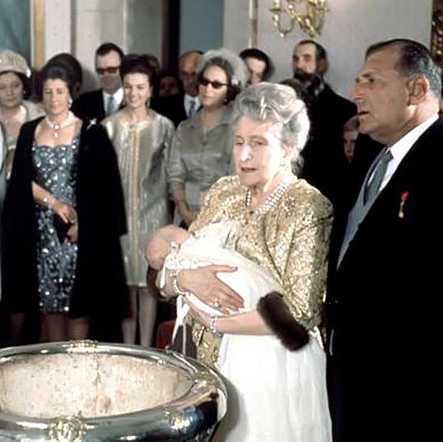 Victoria Eugenia junto al conde de Barcelona, don Juan, en el bautizo del entonces príncipe Felipe en 1968