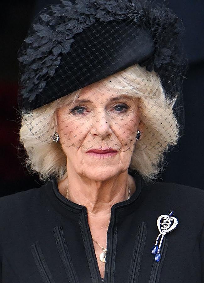 Imagen - La reina Camilla con el broche del jubileo de diamantes de la reina Victoria en la misa funeral de la reina Isabel II. Foto: Getty.