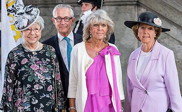 Las princesas Christina, Birgitta y Desiree, junto a Tord Magnuson, en el 40 cumpleaños de Victoria de Suecia.
