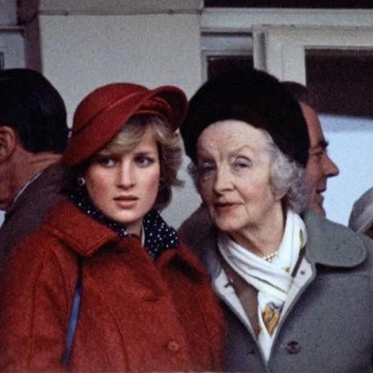 Lady Fermoy junto a su nieta, Diana de Gales. /