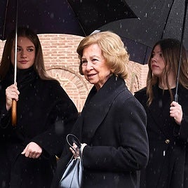 Miradas, complicidades y detalles no contados de la despedida a Irene de Grecia en Madrid: hablemos de las Sketchers de la reina Sofía