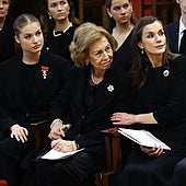 Duelo de broches en el funeral de Irene de Grecia: el lenguaje secreto del accesorio más poderoso de los royal