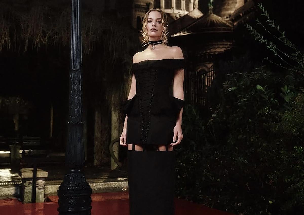 Margot Robbie vestida de Tom Browne y con un look de Mark Gong, en París. 