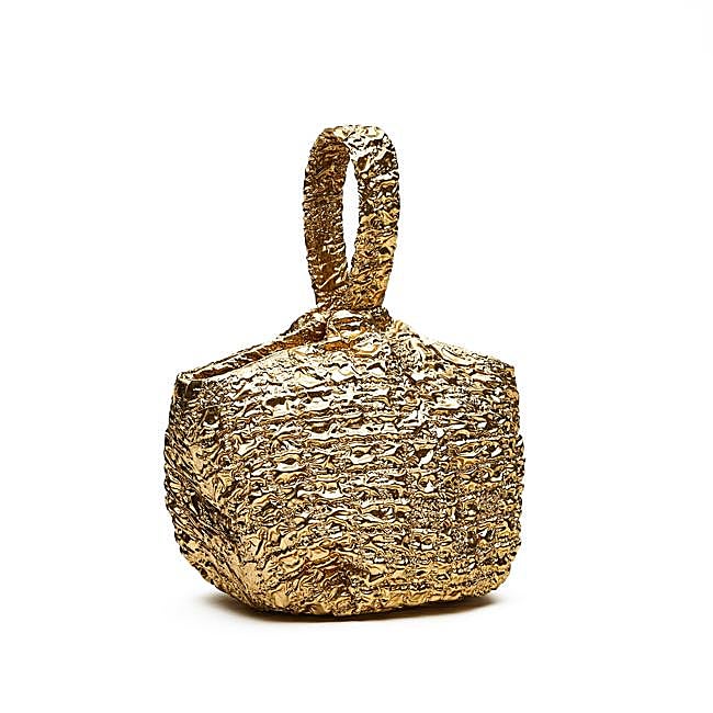 Bolso dorado con textura de Laia Alen, 230 euros.