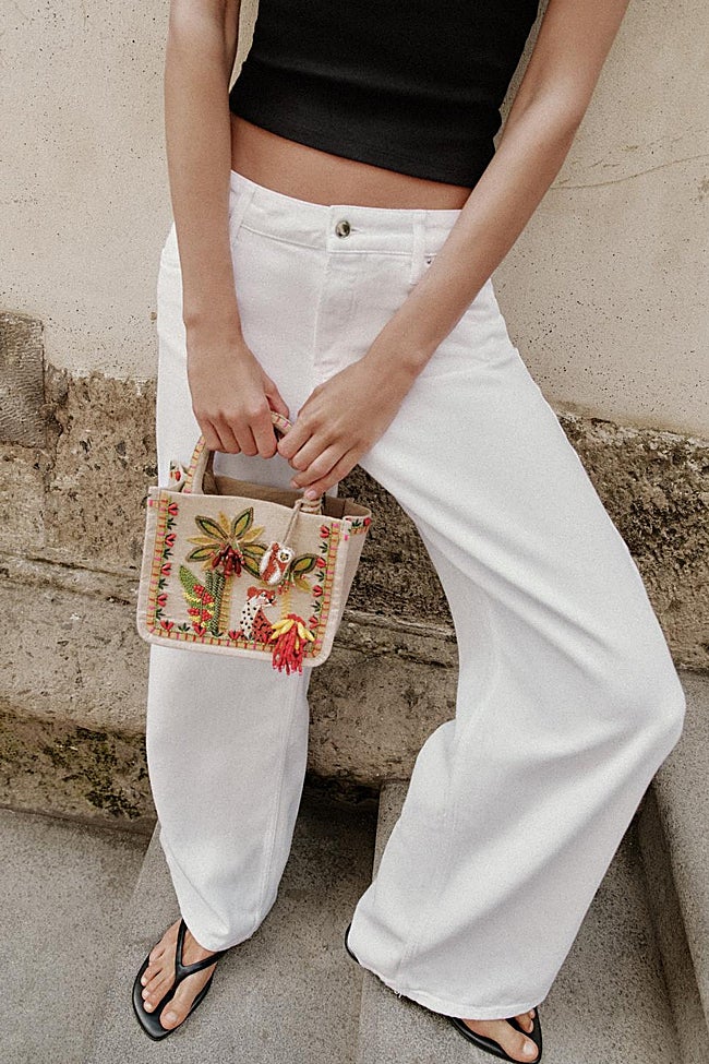 Bolso con bordados de Zara (39,99 euros)