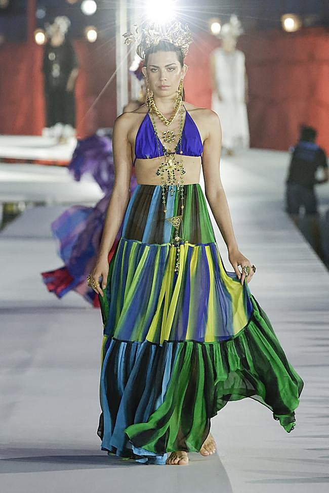 Diseño de Elisa Pomar Ibiza sobre la pasarela de Adlib Ibiza 2026.