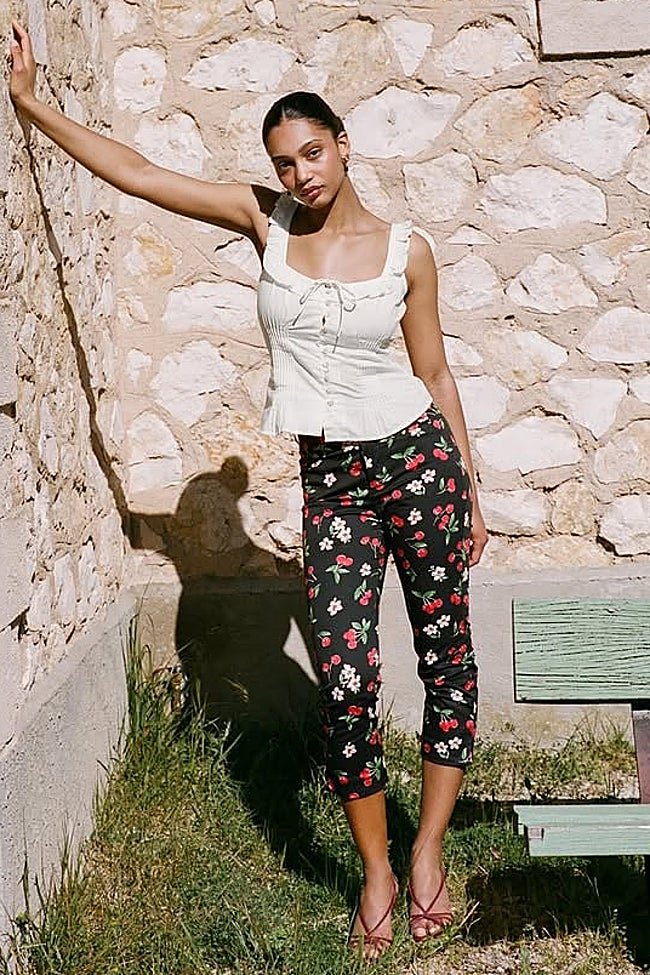 Blusa blanca + pantalón capri