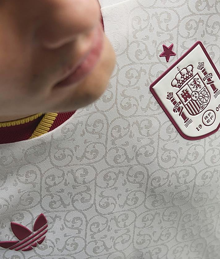 Imagen secundaria 2 - Detalles de la camiseta de España.