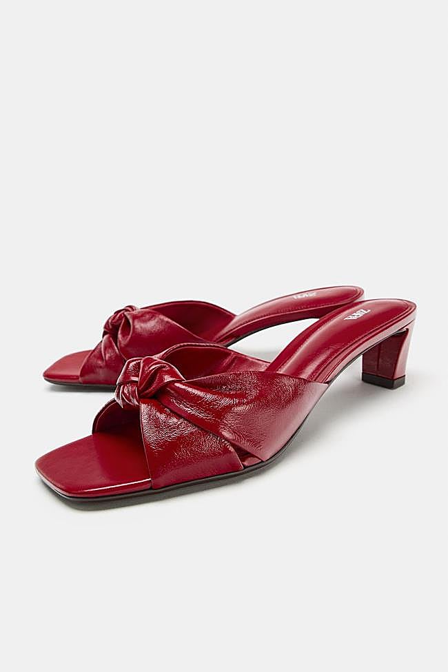 Sandalia de tacón en rojo de Zara.