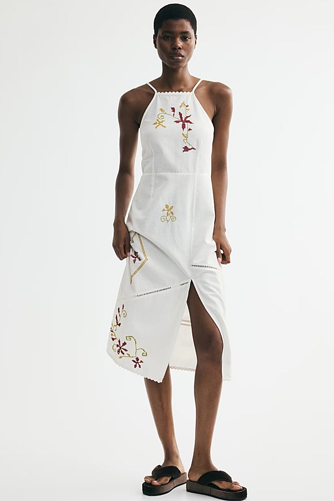 Vestido con bordados de H&M (39,99 euros)