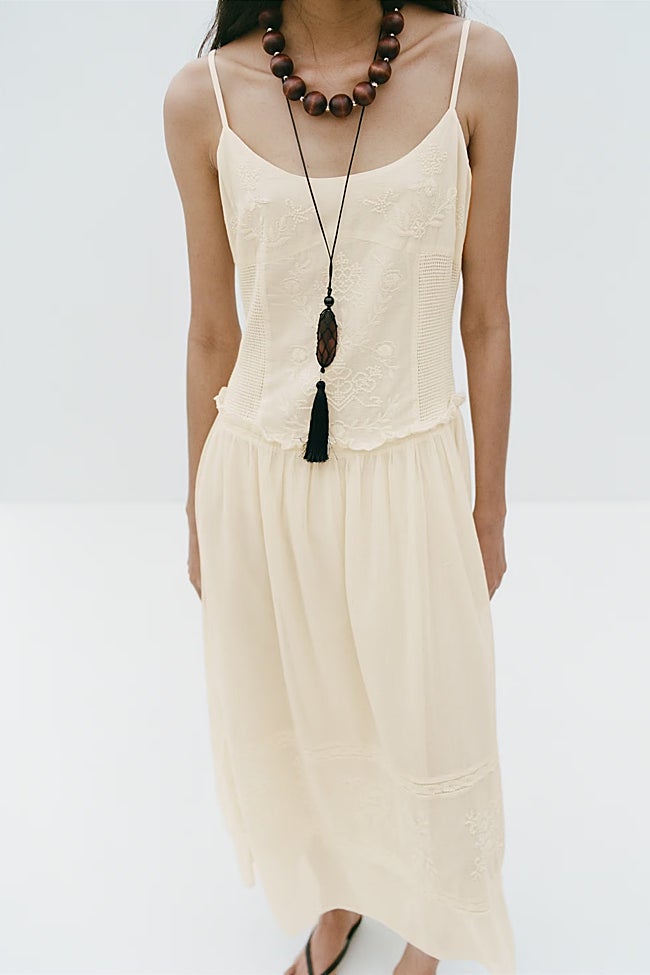 Vestido blanco de Mango (79,99 euros)