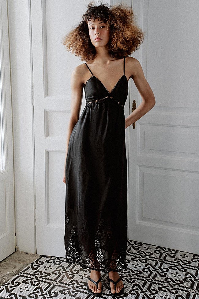 Vestido negro de Zara (39,99 euros)