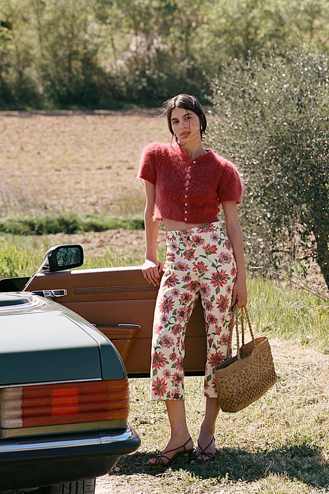 Pantalón con estampado de flores de Rouje (175 euros)