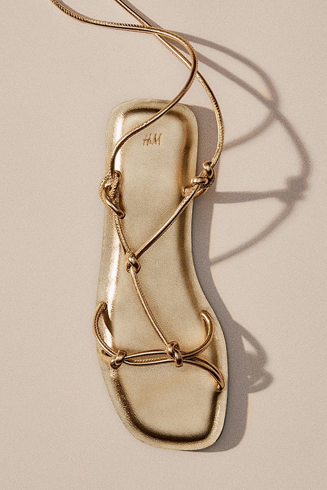Sandalias doradas de H&M (24,99 euros)