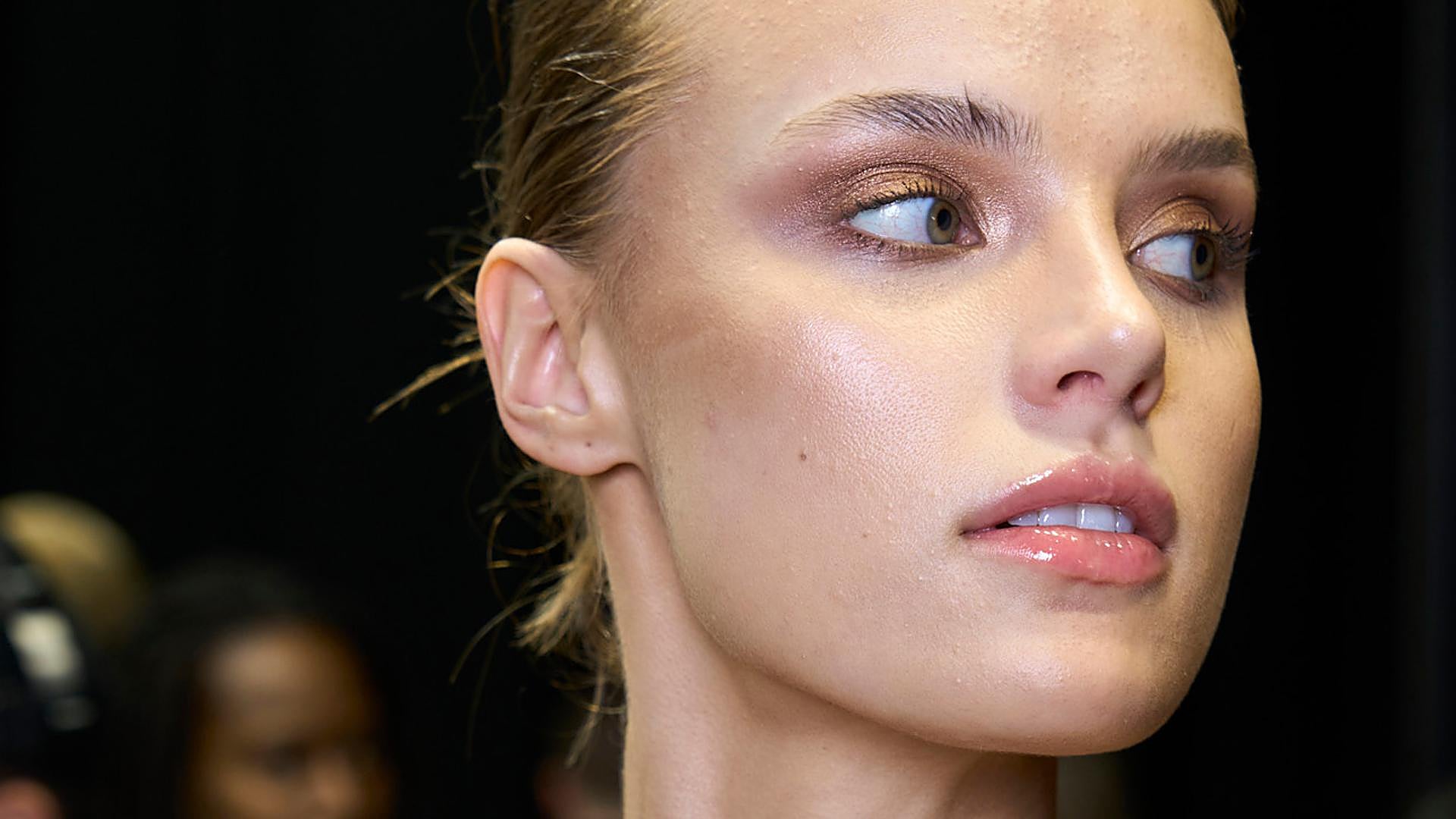 El corrector imprescindible para disimular las ojeras en vacaciones sin que el maquillaje se note