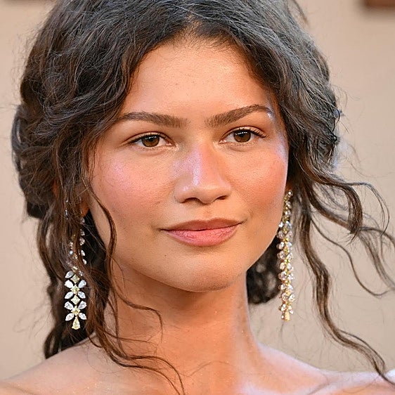Zendaya y la inesperada tendencia de maquillaje viral del otoño: cómo ir sin máscara de pestañas y que tu mirada no parezca cansada o triste