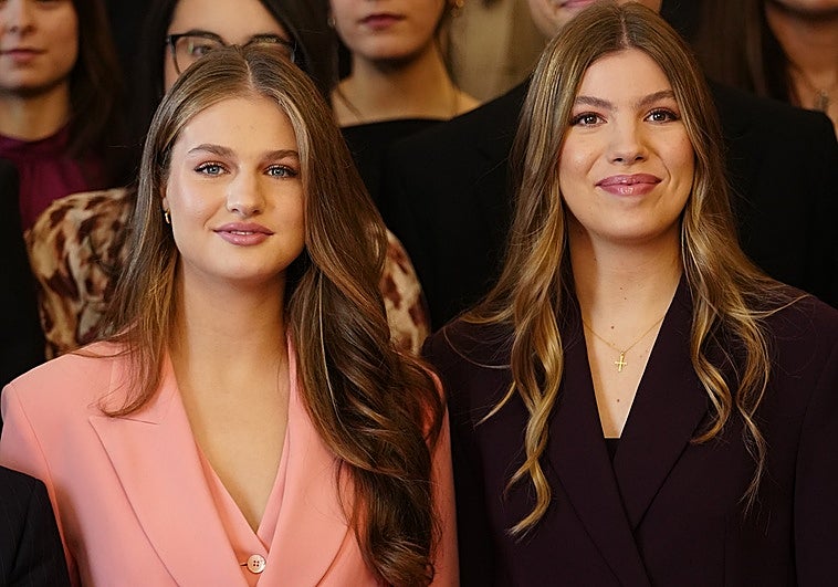 Leonor y Sofía asumen el protagonismo sin los reyes: reciben en audiencia a los galardonados con los Premios Fin de Grado 2025