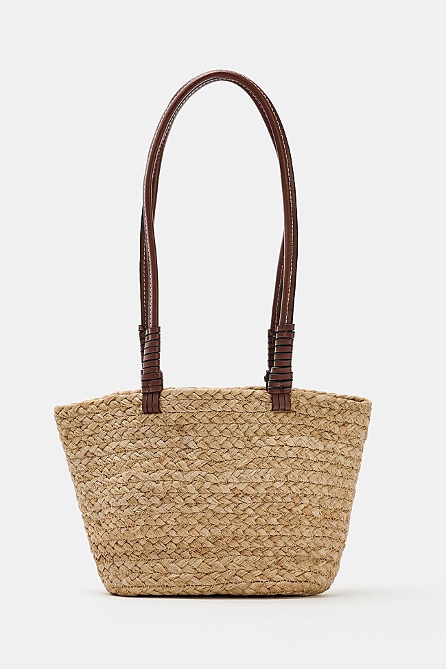 Bolso de rafia de Zara (18,99 euros)