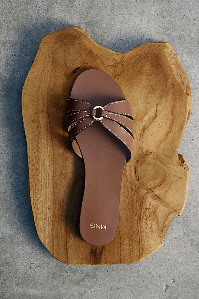 Sandalias planas de Mango (22,99 euros)