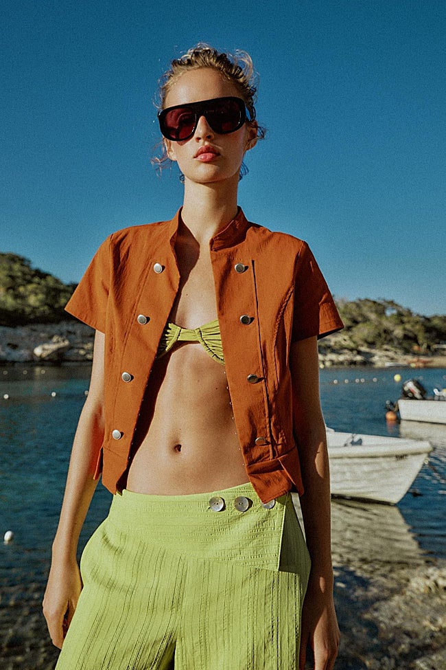 Top con botones de Zara (25,99 euros)
