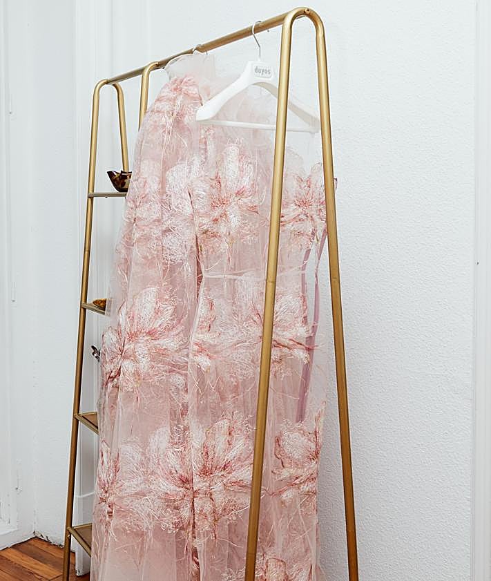 Imagen secundaria 2 - Imágenes del vestido de Dolores Promesas por Duyos que Lulu Figueroa llevará en los III Premios Academia de la Moda Española.