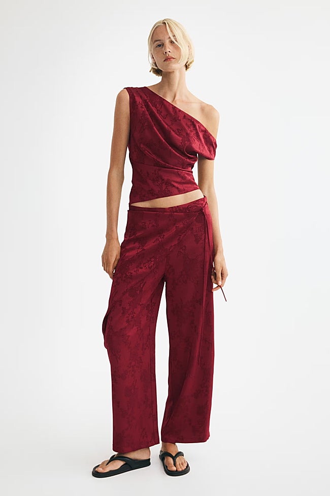 Pantalón burdeos de H&M (39,99 euros)