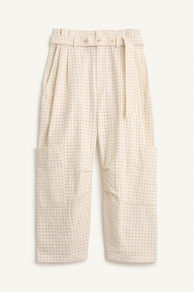 Pantalones cargo con bordado de la colección SRPLS FLWRS de Zara.