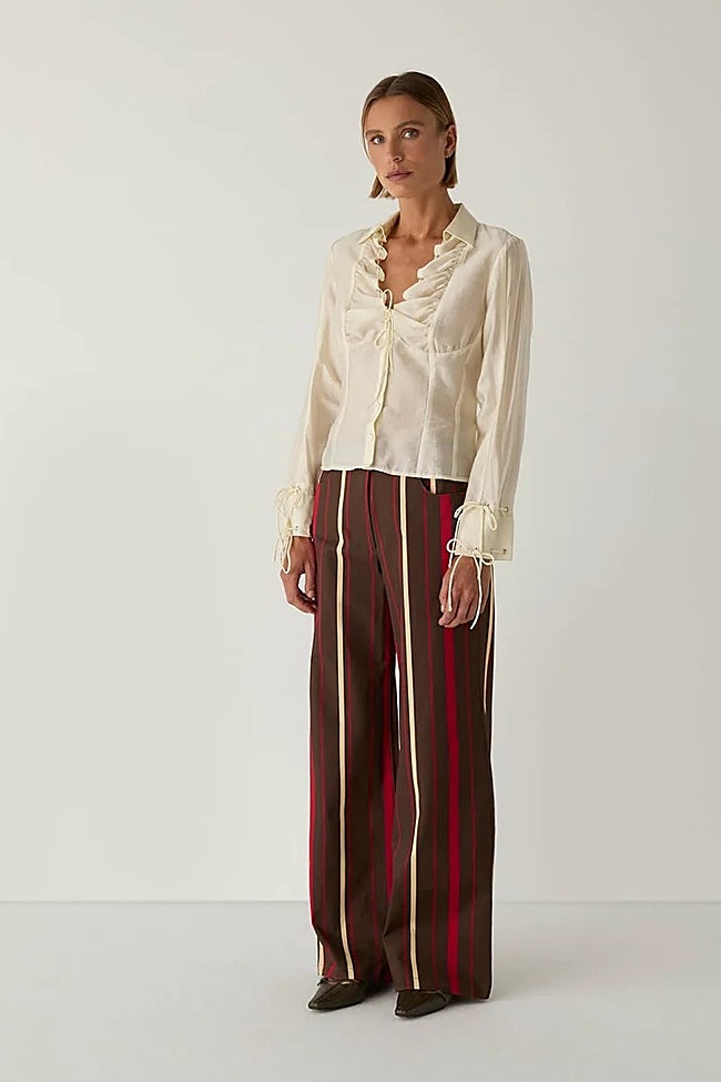 Camisa con volantes + pantalón con estampado de rayas