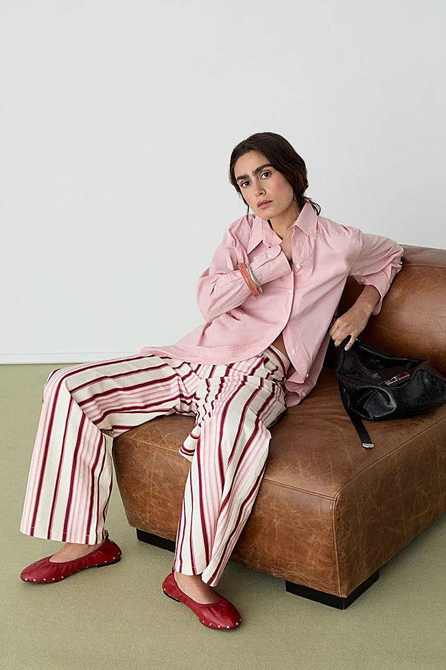 Camisa rosa + Pantalones de rayas