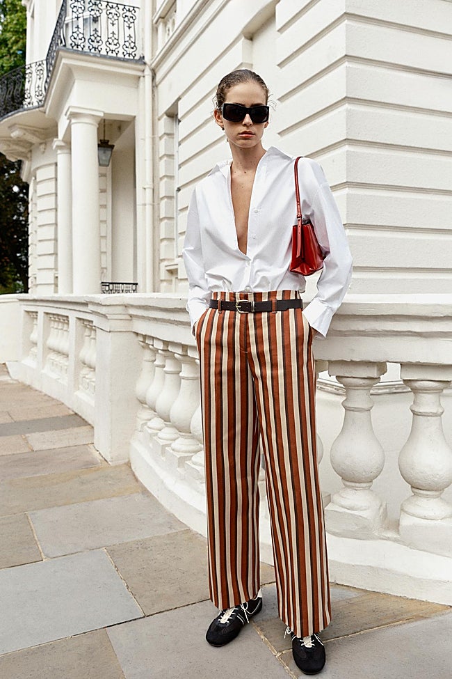 Camisa blanca + zapatillas de deporte