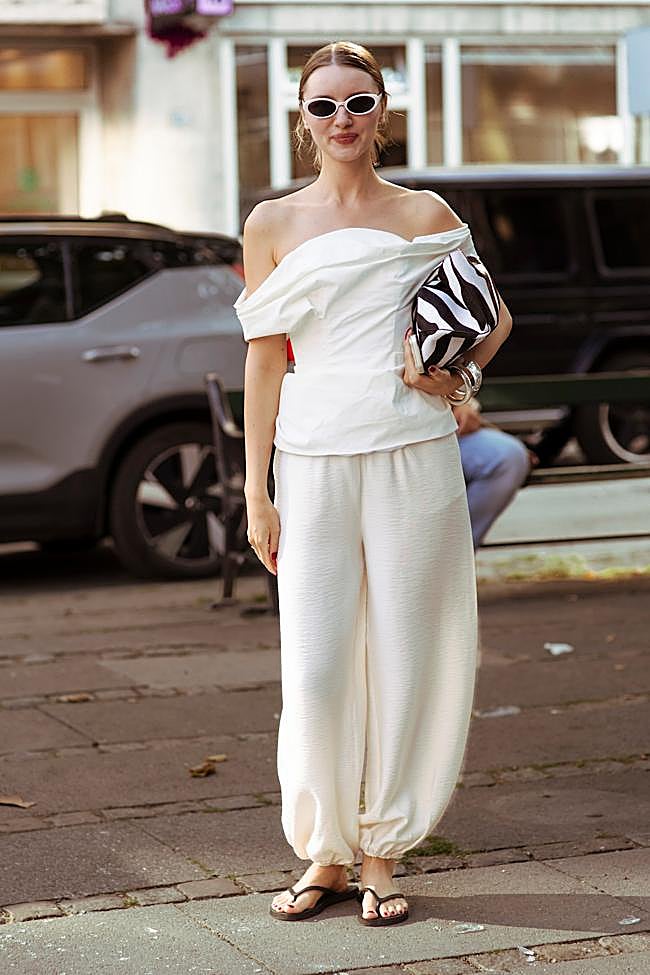 Un look con pantalones y top en color blanco.