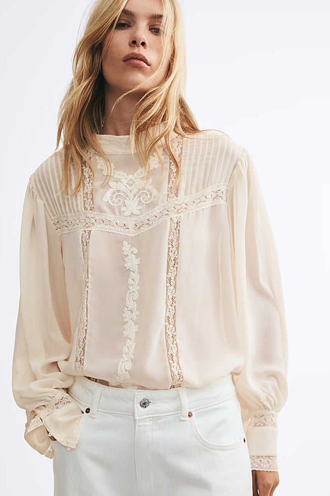Blusa blanca con bordados de H&M (29,99 euros)