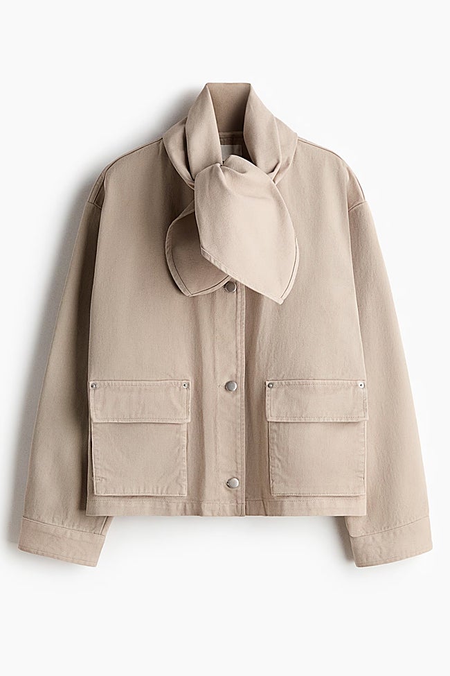 Chaqueta con pañuelo de H&M (32 euros)