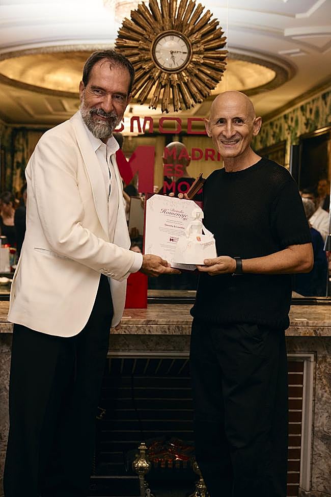 Eloy Martínez de la Pera, comisario de exposiciones de arte y moda, entrega su galardón a Modesto Lomba, director creativo de Devota&Lomba.