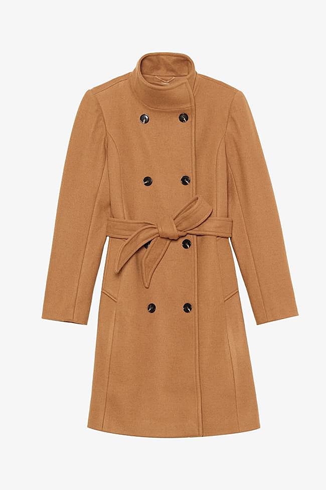 Abrigo en camel con lazada de Anna Field.
