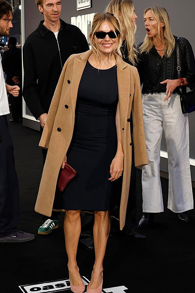 Sienna Miller con abrigo camel.