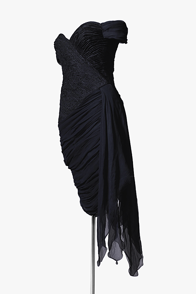 Vestido negro diseñado por Christina Stambolian.
