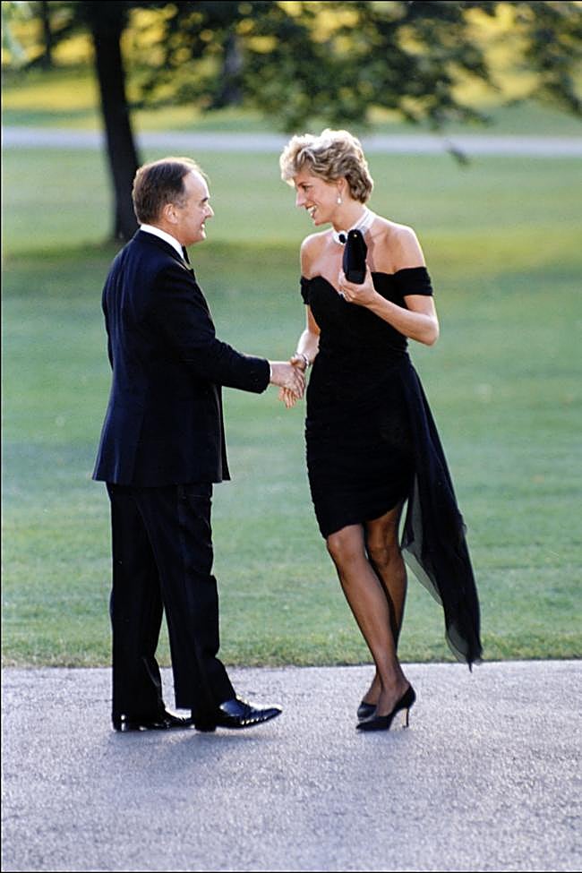 Diana de Gales con el famoso vestido negro diseñado por Christina Stambolian.