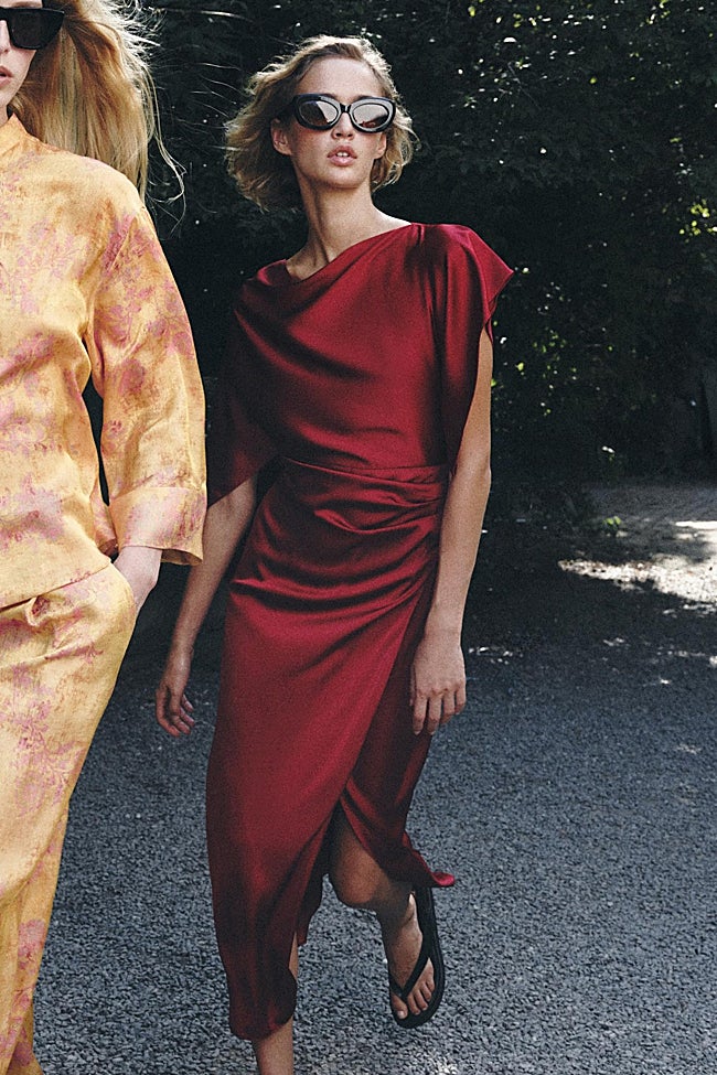 Vestido midi de Zara (39,99 euros)