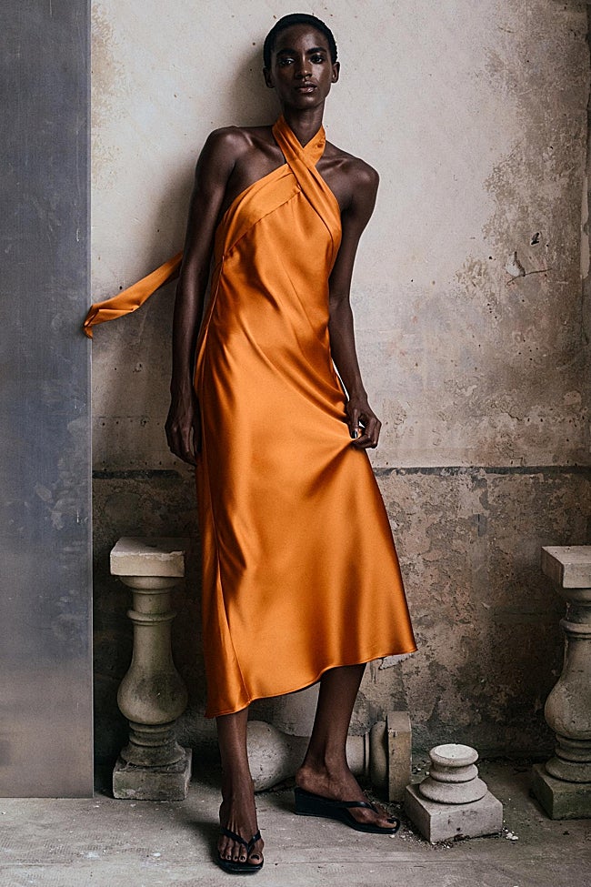 Vestido midi de Zara (39,99 euros)